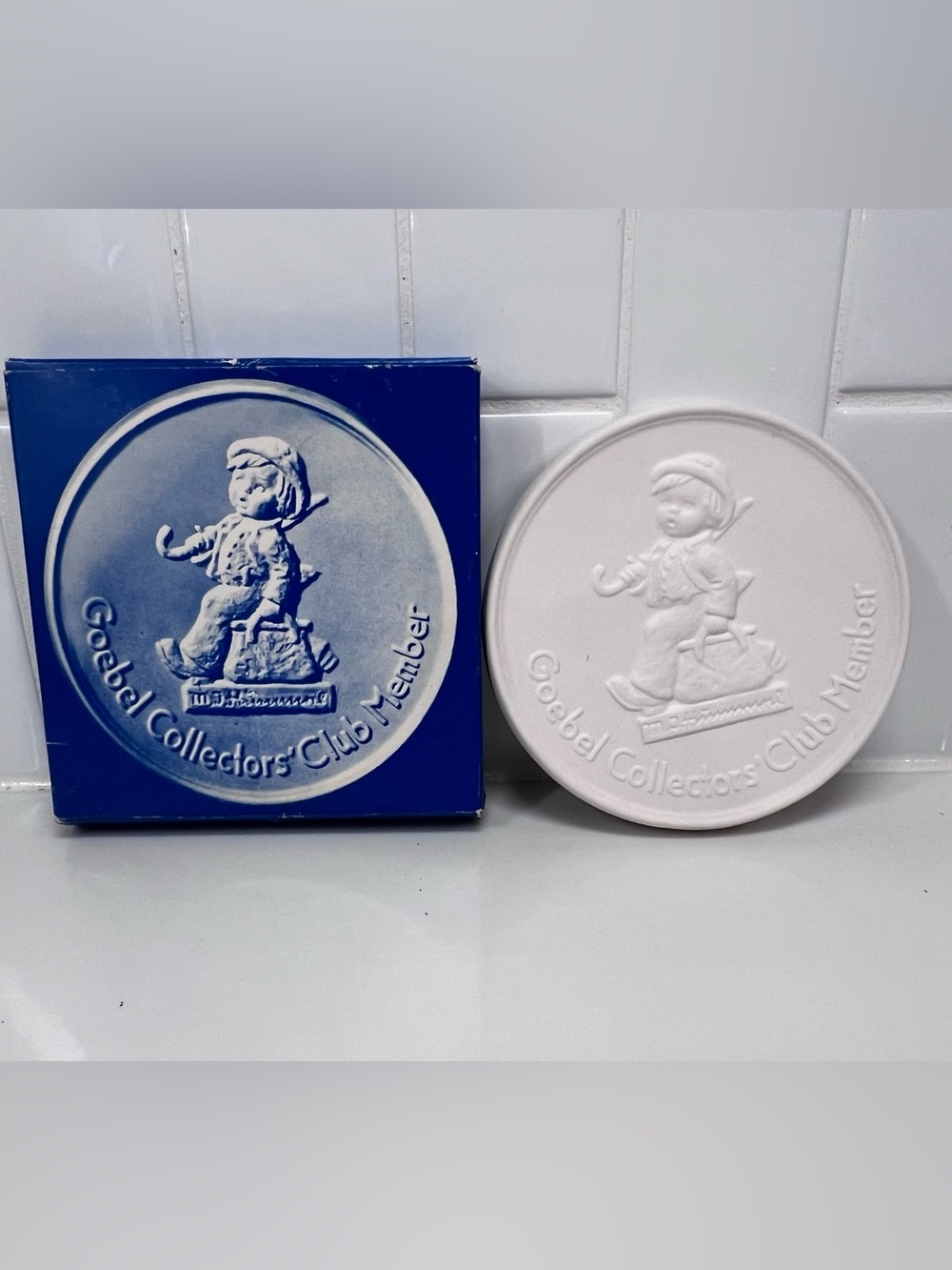 Vintage Goebel Collectors Club Member Medallion Hummel Merry Wanderer 1976
